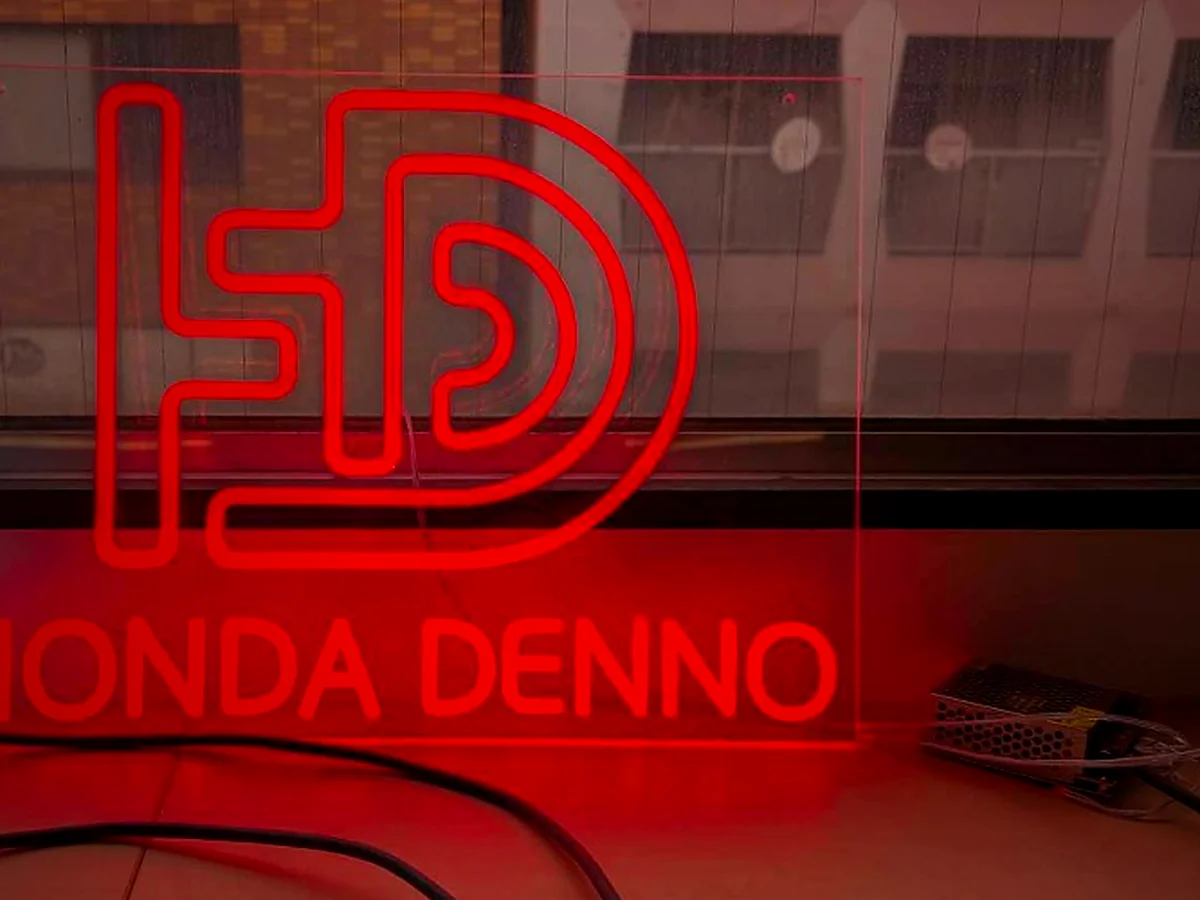 電脳ラボのネオンサイン「HONDA DENNO」が輝くワークスペース